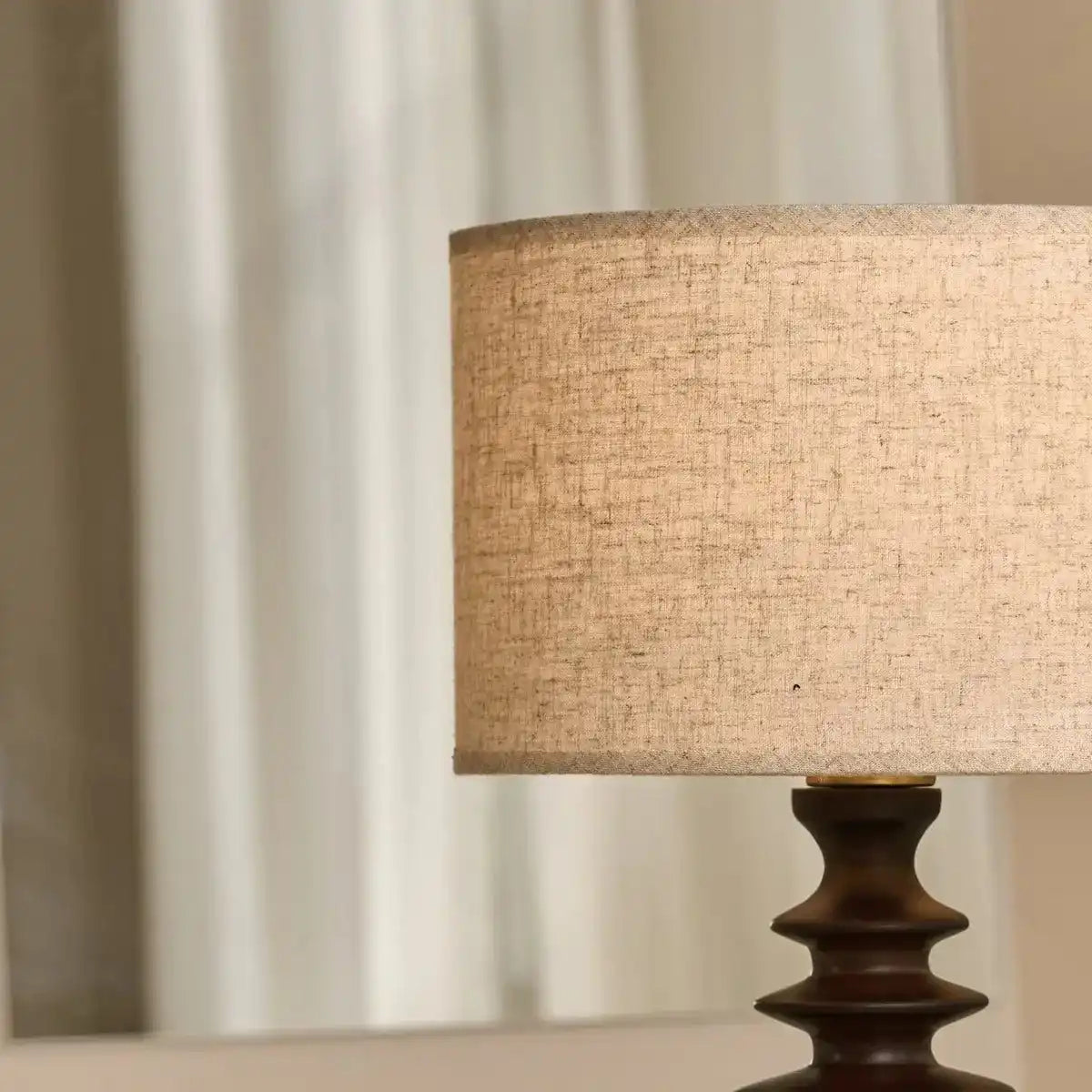 Bodhi Dunkelbraune Holzlampe mit beigem Lampenschirm – Elegante Beleuchtung für jeden Raum