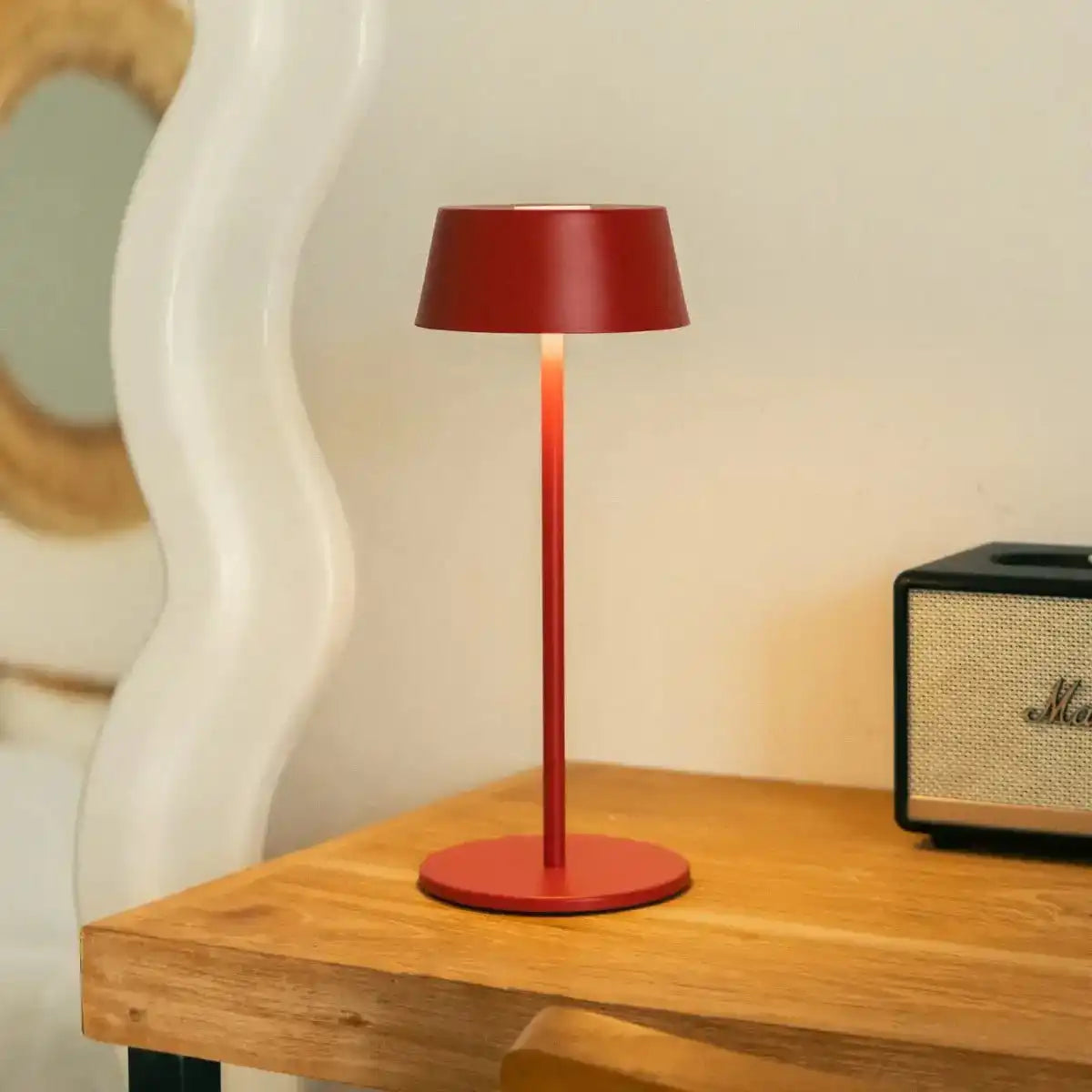 Hugo Berry Red Wiederaufladbare Eisen-Tischlampe – dimmbar, stilvoll und kabellos