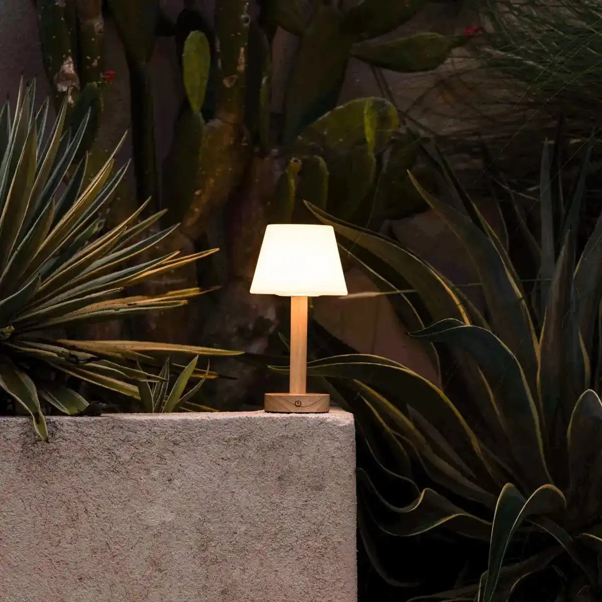 Zoë Hellbraune wiederaufladbare Tischlampe aus Holz | Dimmbar, USB-C, 80-Stunden-Akku