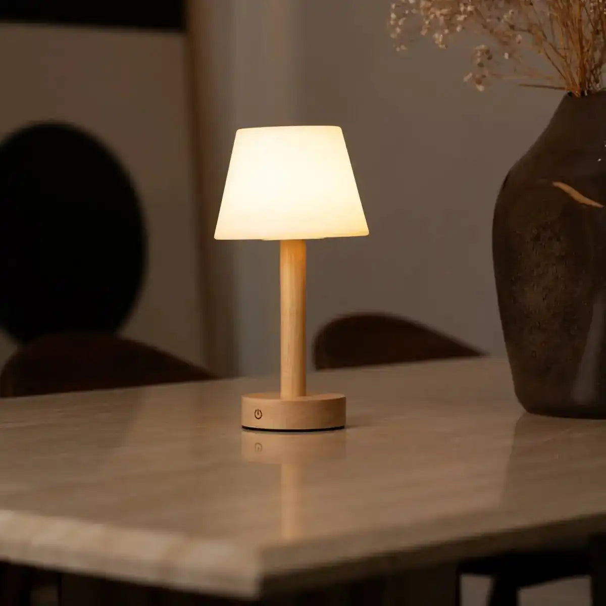 Zoë Hellbraune wiederaufladbare Tischlampe aus Holz | Dimmbar, USB-C, 80-Stunden-Akku
