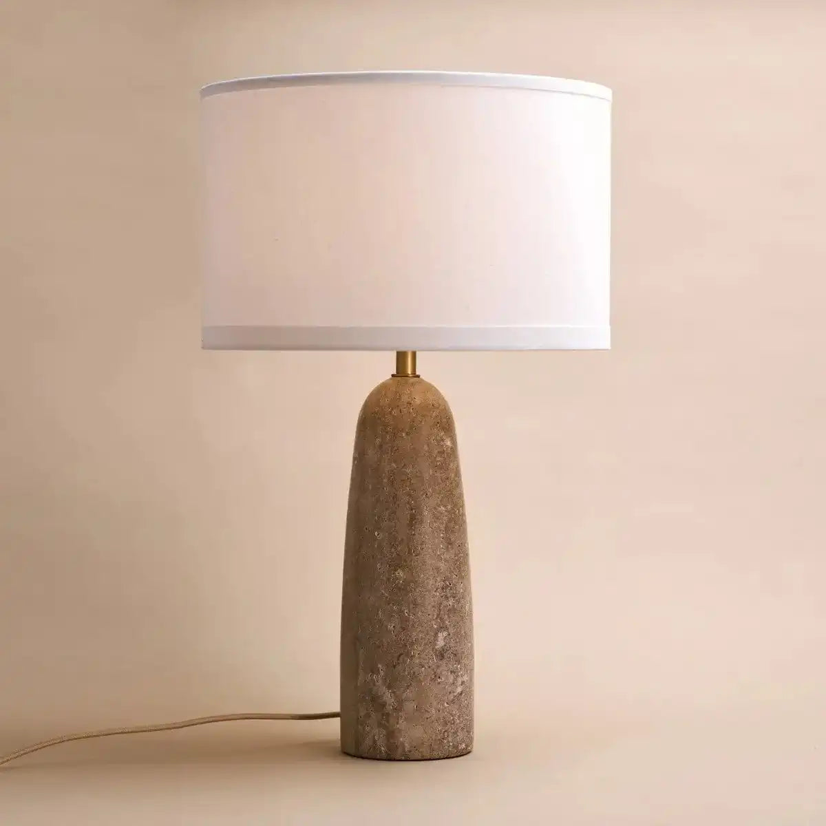 Isla-Travertinlampe mit Baumwollschirm – elegant und zeitlos