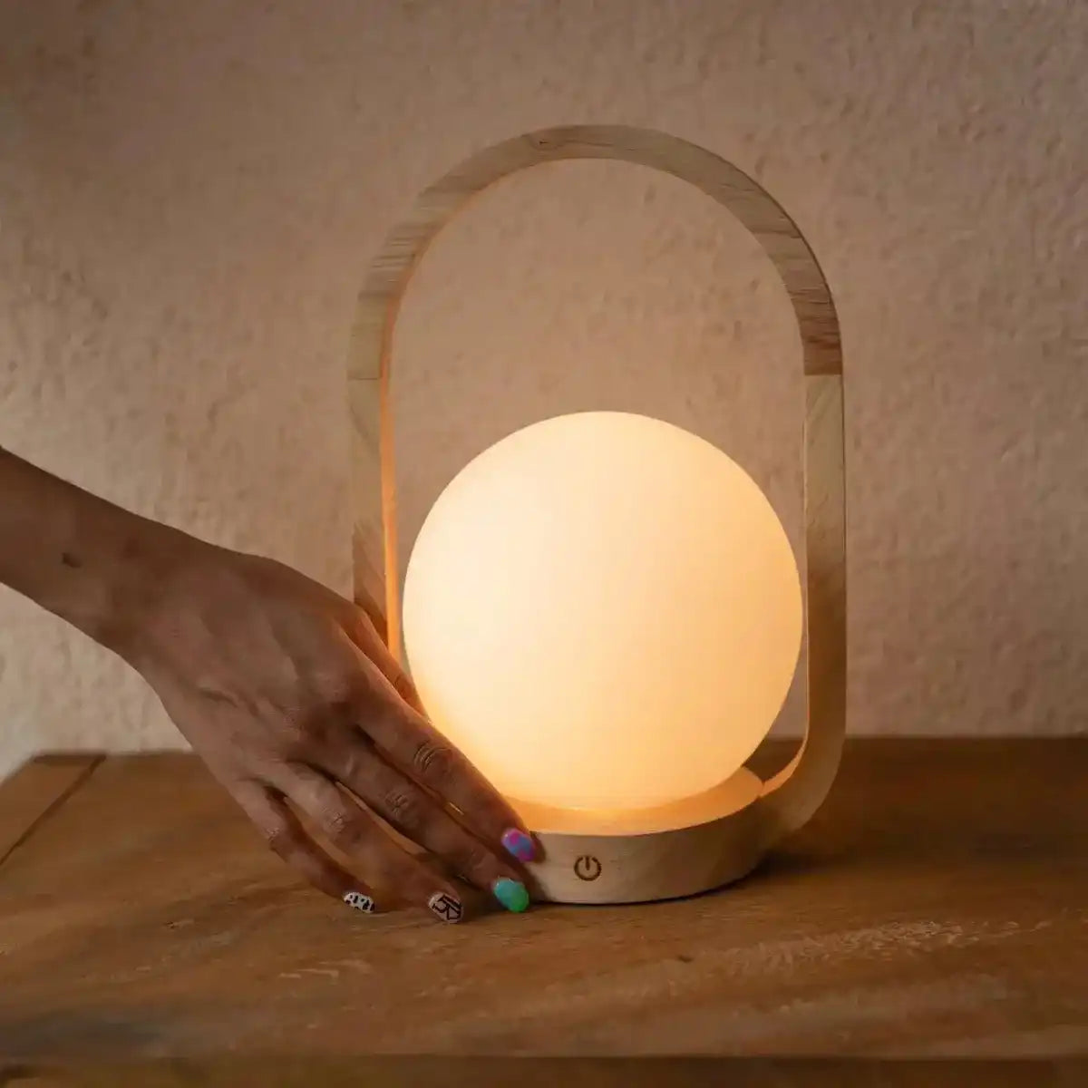 Skye Hellbraune kabellose Holzlampe | Wiederaufladbares und dimmbares Design