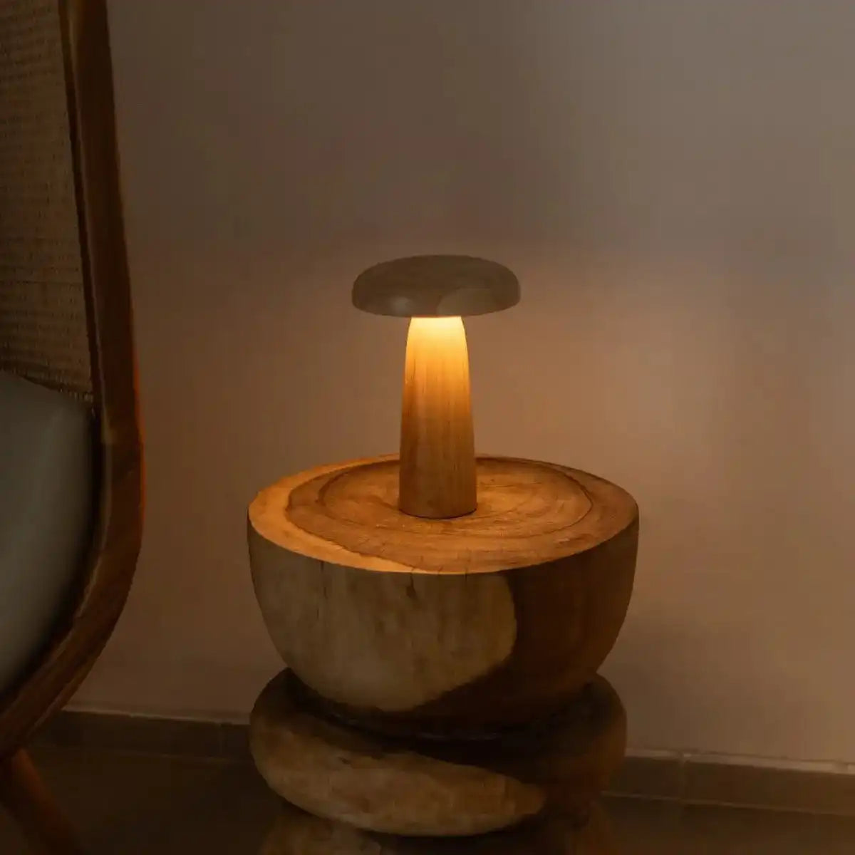 Lennart Tischlampe aus Holz – wiederaufladbare, dimmbare und kabellose Beleuchtung