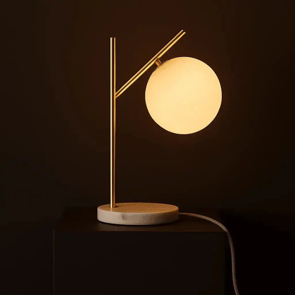 Madison Marmorlampe mit Milchglaskugel – Elegante Tischlampe