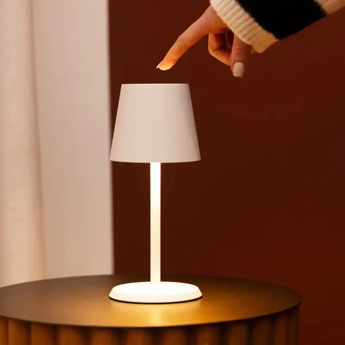 James White wiederaufladbare Tischlampe – kabellos, dimmbar und elegant