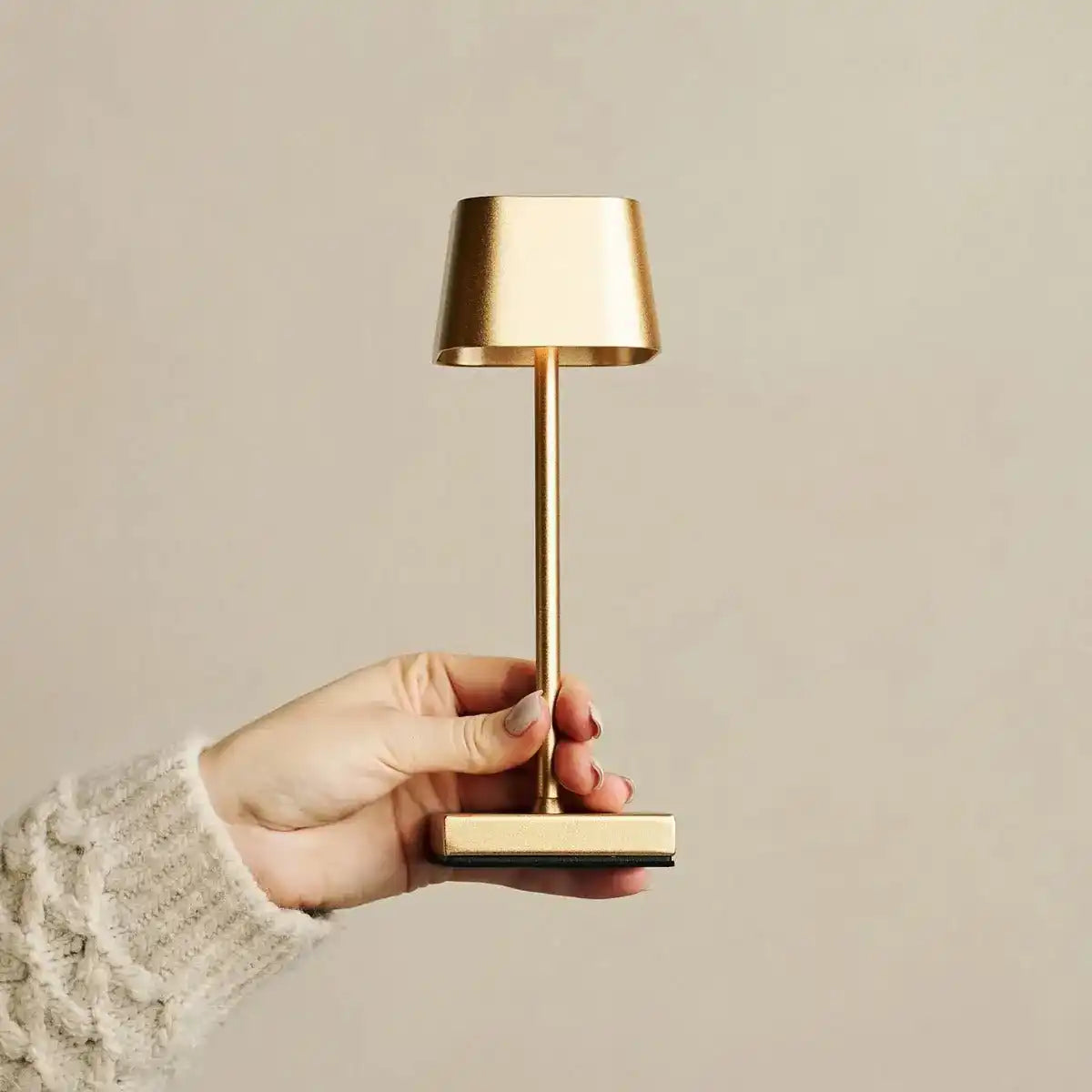 Combi Set Professional-4 x Sarphati Mini Gold wiederaufladbarer Tischlampen & 1 x Amstel Wireless Ladestation mit Qi-Technologie