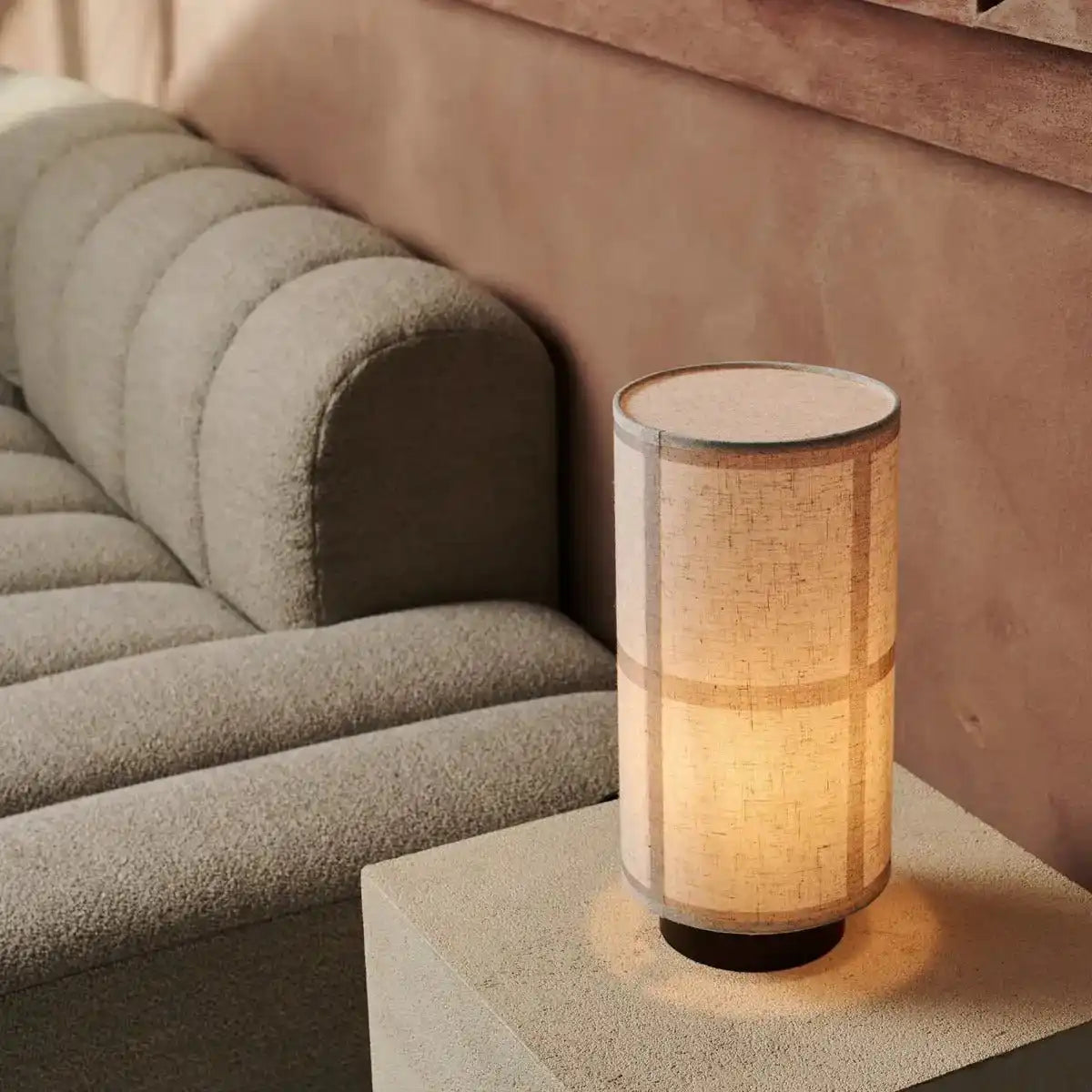 Sakura Dunkelbraune Tischlampe mit Leinenschirm | Handgefertigte und stilvolle Beleuchtung