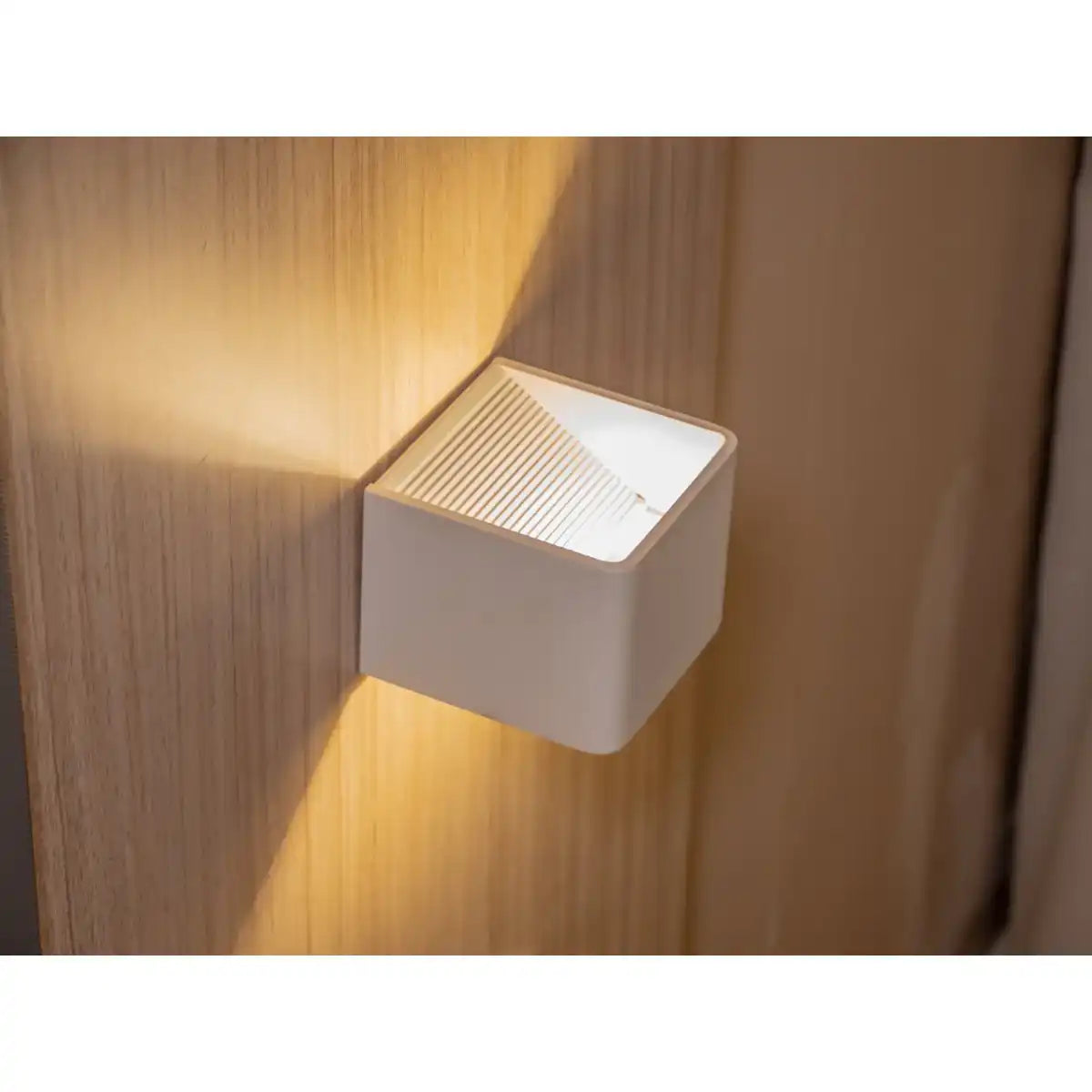 Akku-Wand-Leuchte "CUBE" magnetisch, ca 10 x 10 cm, aus weißem Metall, mit Bewegungssensor