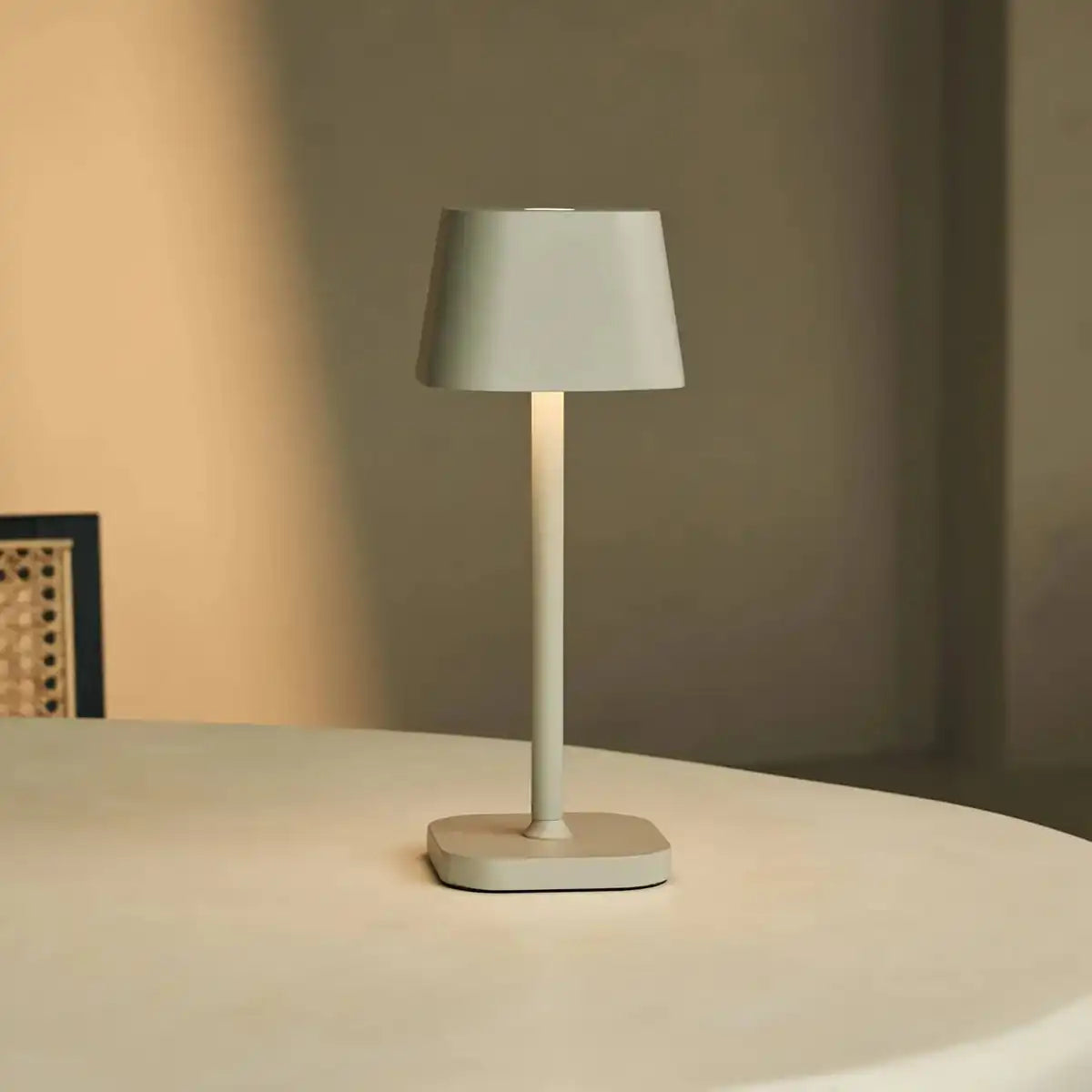 Ava Shadow Grey - wiederaufladbare Tischlampe | Stilvoll, schnurlos und dimmbar