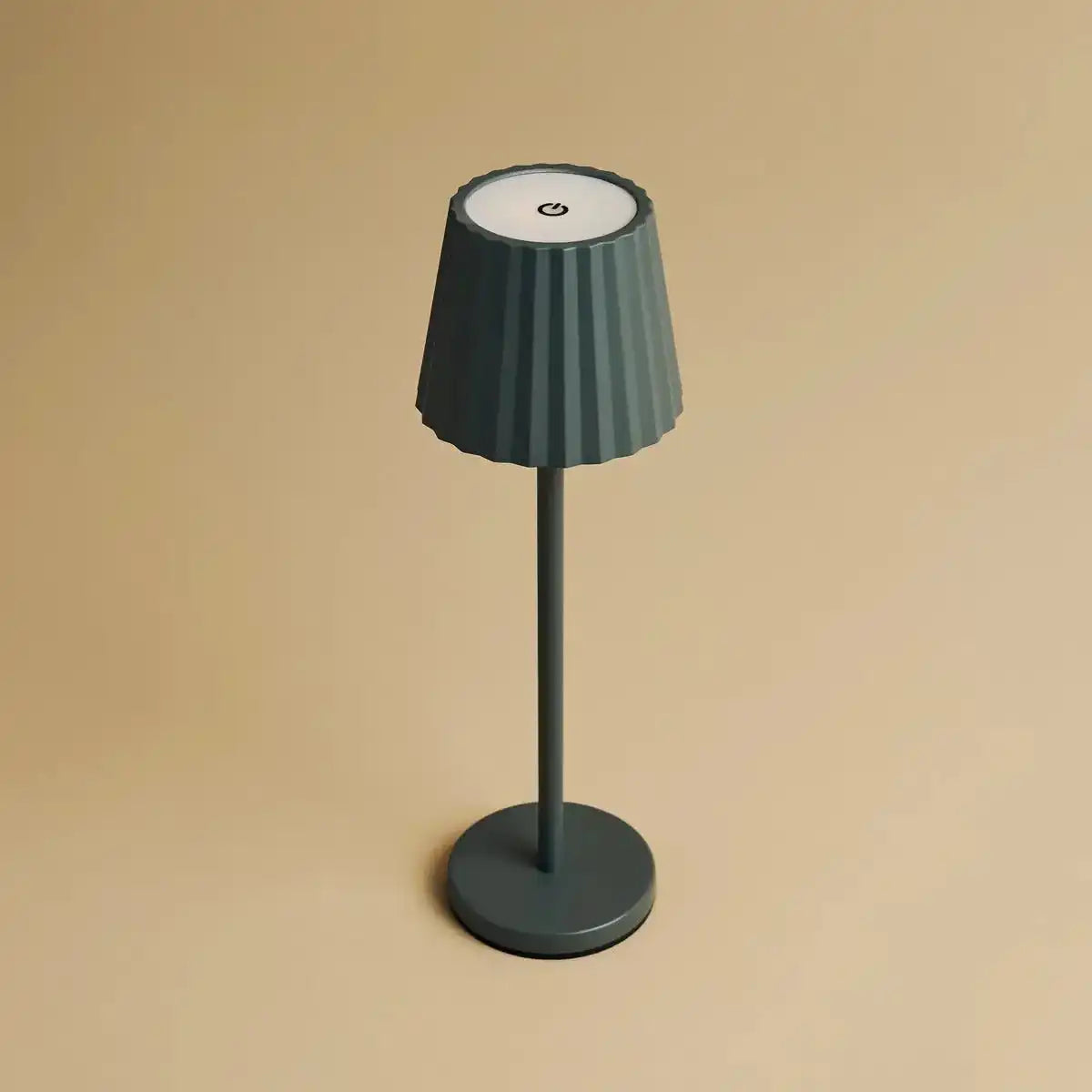 Maya Stone Grey Rippes Tischlampe aus Eisen - dimmbare Lampe und 3 Lichtmodi, wiederaufladbar über drahtlose Ladestation