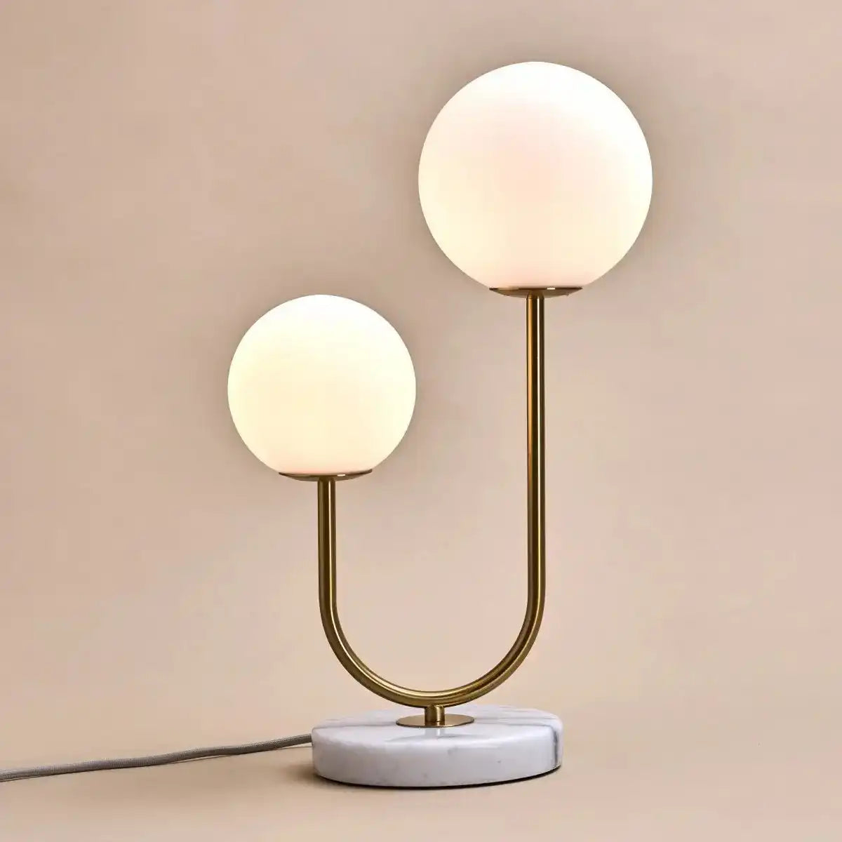 Giorgia Elegante Marmorlampe - Elegante Tischlampe mit gefrosteten Glasbirnen