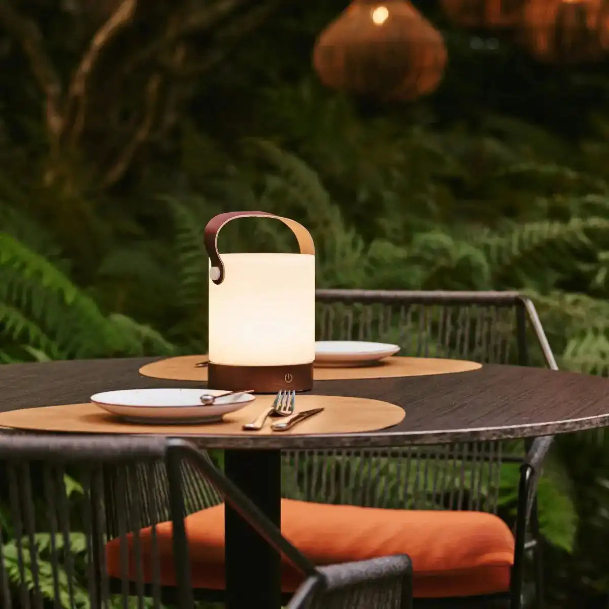 Avery dunkelbraune wiederaufladbare Tischlampe aus Holz – kabellos und dimmbar mit Lederband