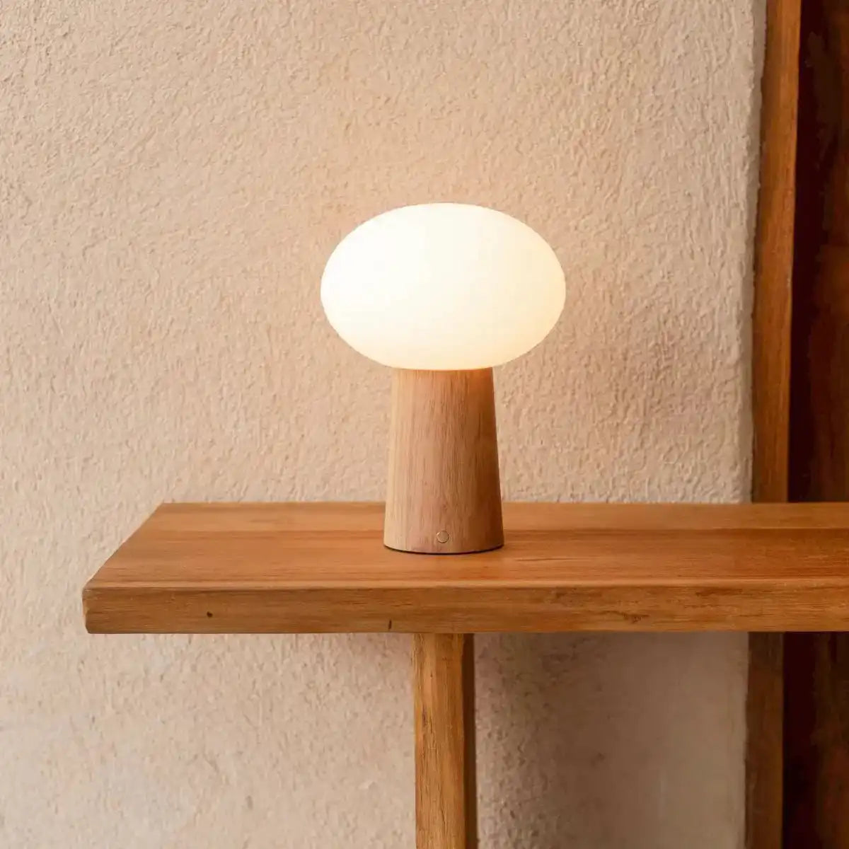Max hellbraunes Holz wiederaufladbarer Tischlampe mit Glas & wiederaufladbarem Akku | Dimmbare und vielseitige Beleuchtung