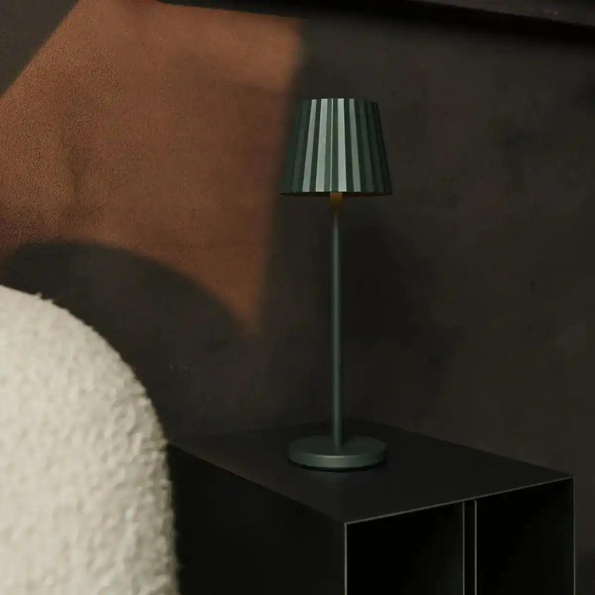 Combi Set Professional-4 x Maya Olive Green wiederaufladbare Tischlampen & 1 x Amstel Wireless Ladestation mit Qi-Technologie