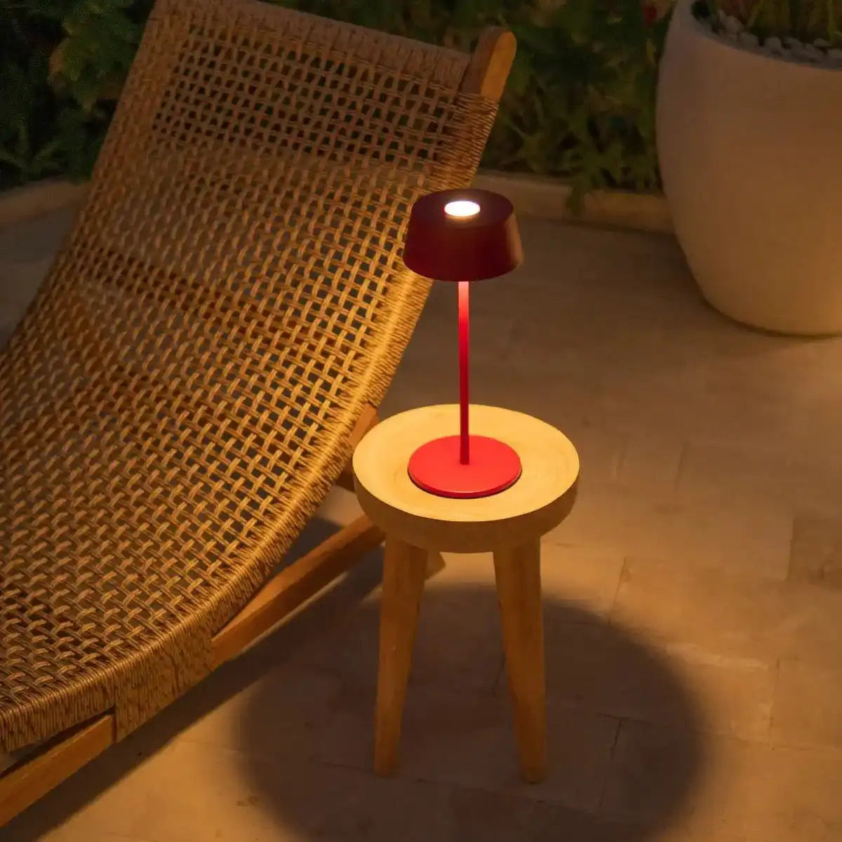 Hugo Berry Red Wiederaufladbare Eisen-Tischlampe – dimmbar, stilvoll und kabellos