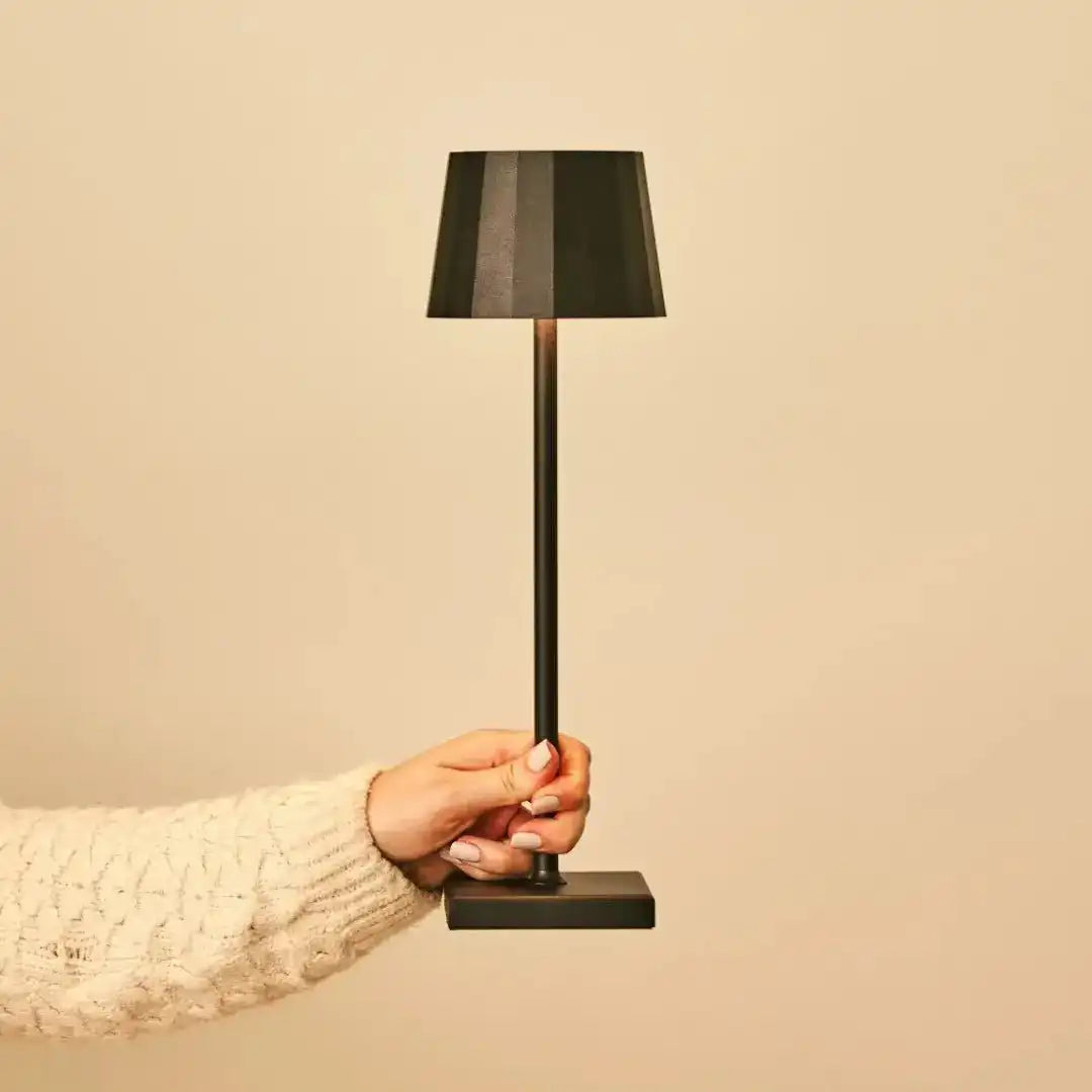 William Black wiederaufladbare Tischlampe aus Eisen – 120-Stunden-Akku, dimmbar, USB-C-Aufladung