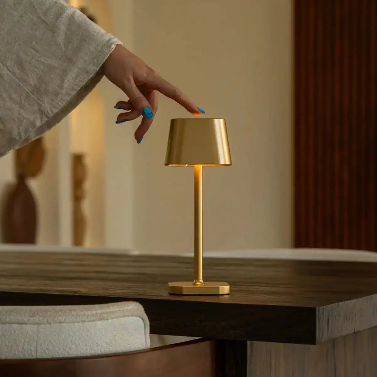 Ava Gold wiederaufladbare Tischlampe | Kabellos, dimmbar und stilvoll