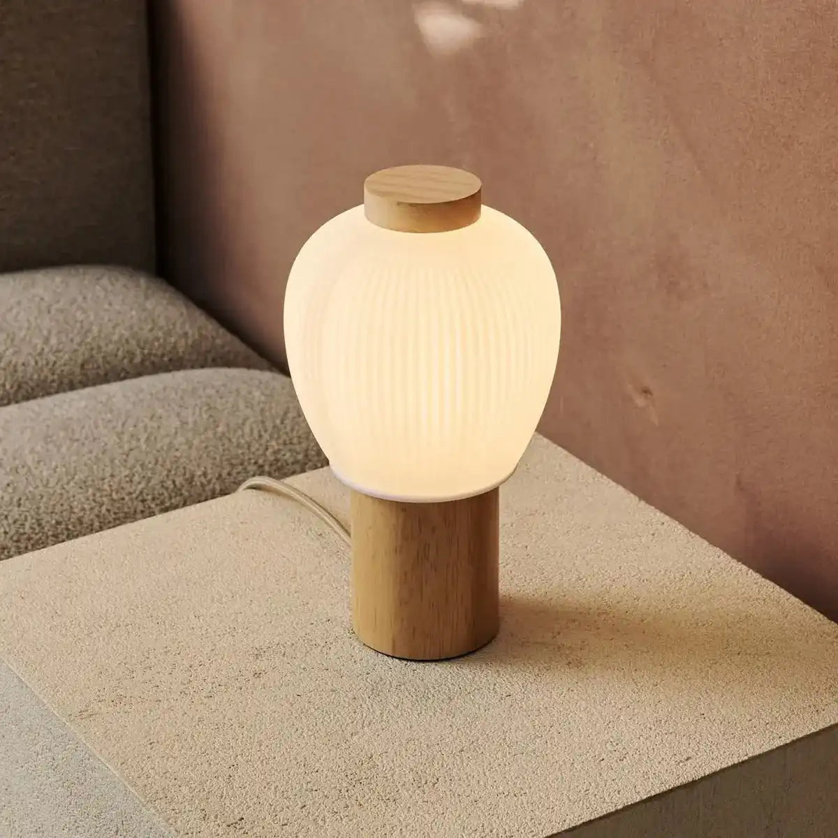 Los hellbraunes Holzlampe mit wunderschönem Glasschatten, warmes Lichtlampe und einzigartiges Design
