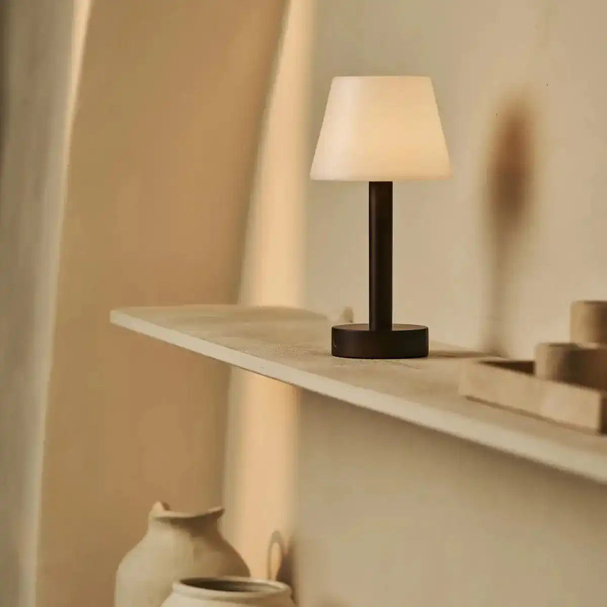 Zoë Dunkelbraune wiederaufladbare Tischlampe aus Holz | Dimmbar, USB-C, 80-Stunden-Akku