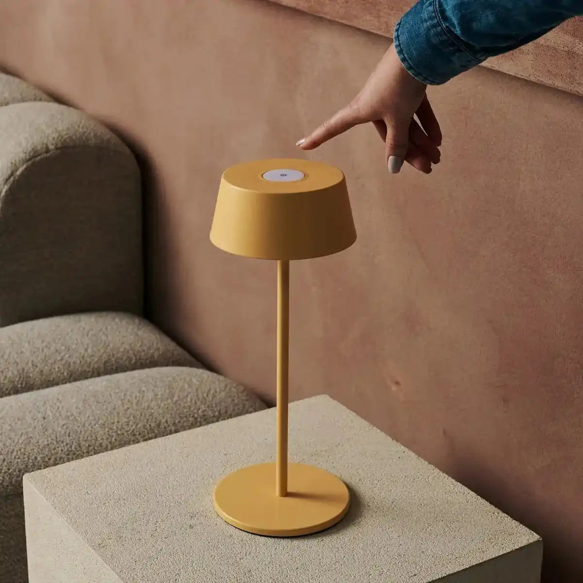 Hugo Amber Yellow Wiederaufladbare Tischlampe aus Eisen – dimmbar, stilvoll und kabellos