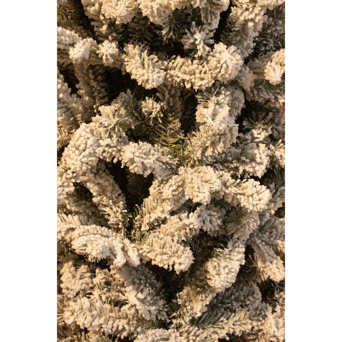 Schmaler künstlicher Weihnachtsbaum von Harma – H185 x Ø63 cm – Grün gefrostet