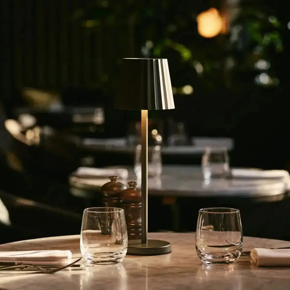 Combi Set Professional-4 x Maya Olive Green wiederaufladbare Tischlampen & 1 x Amstel Wireless Ladestation mit Qi-Technologie