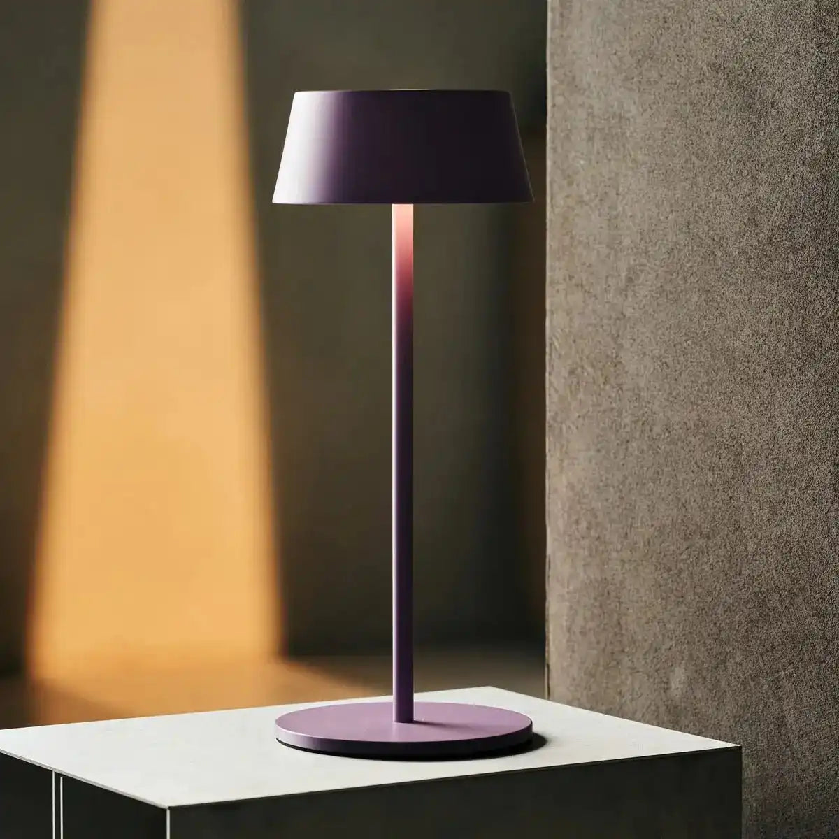 Hugo Violet Lila wiederaufladbarer Tischlampe - stilvoller, dimmbarer Lampe und schnurlos