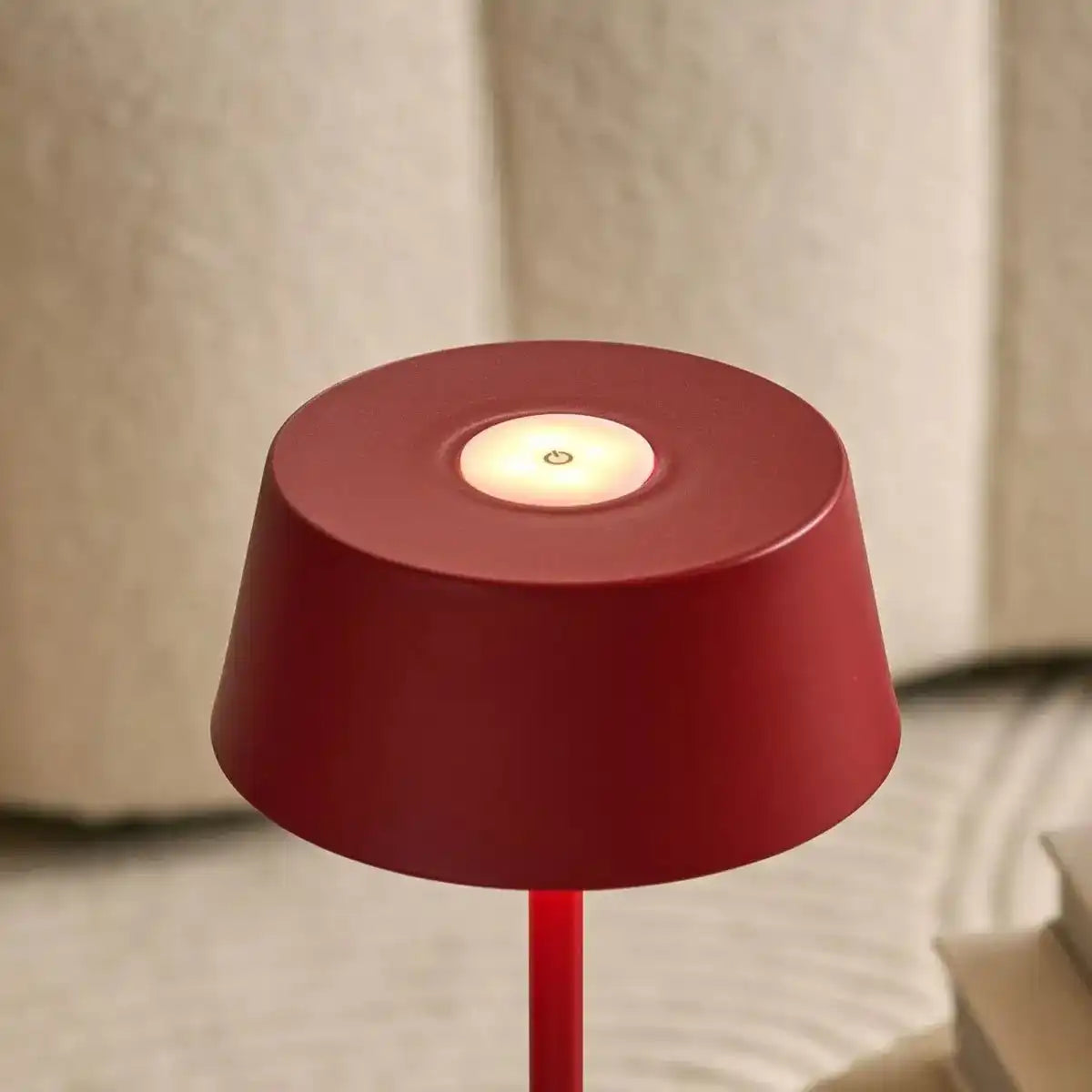 Hugo Berry Red Wiederaufladbare Eisen-Tischlampe – dimmbar, stilvoll und kabellos