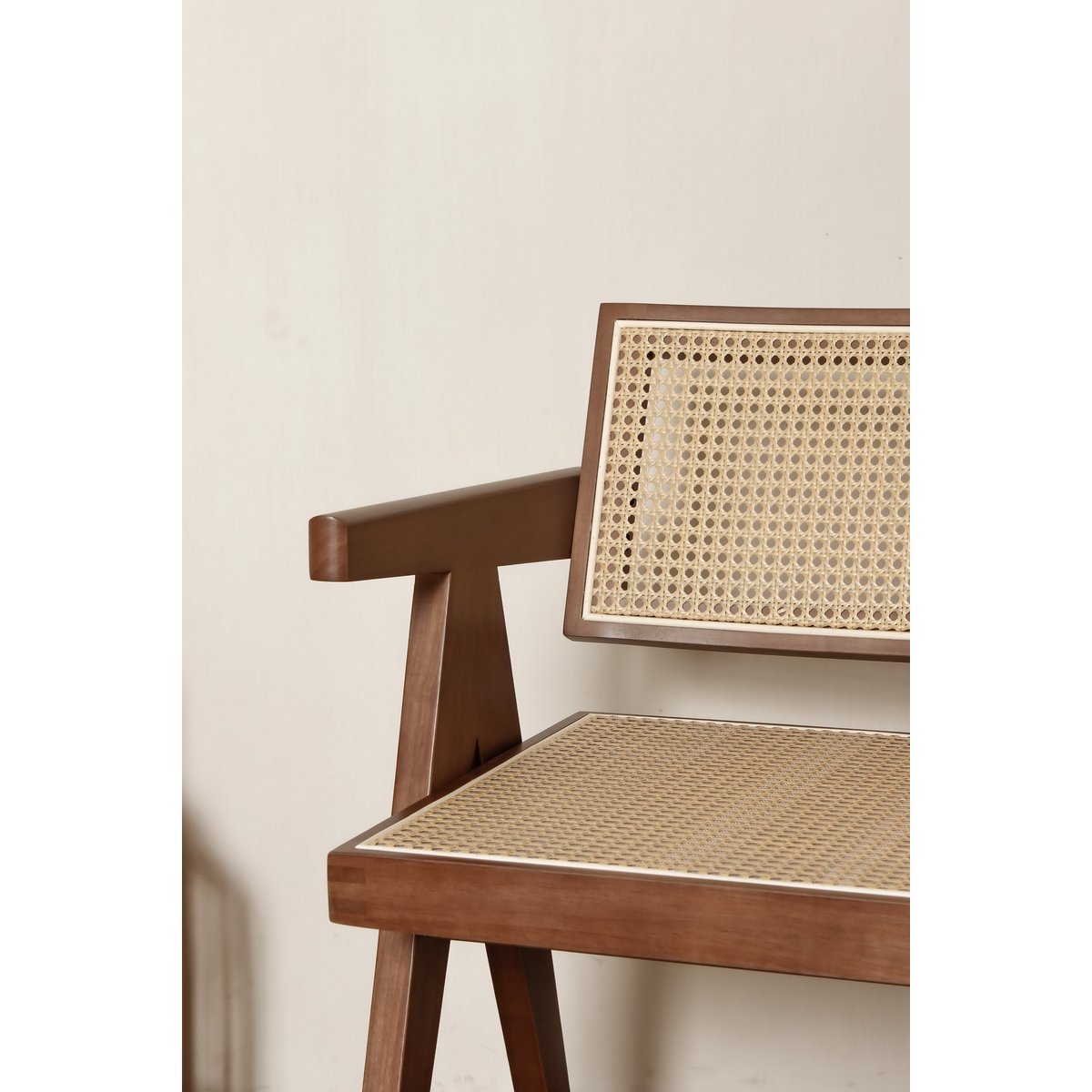 Luxuriöser Designstuhl Pierre Jeanneret in Walnussfarbe + Rattan, Top-Qualität