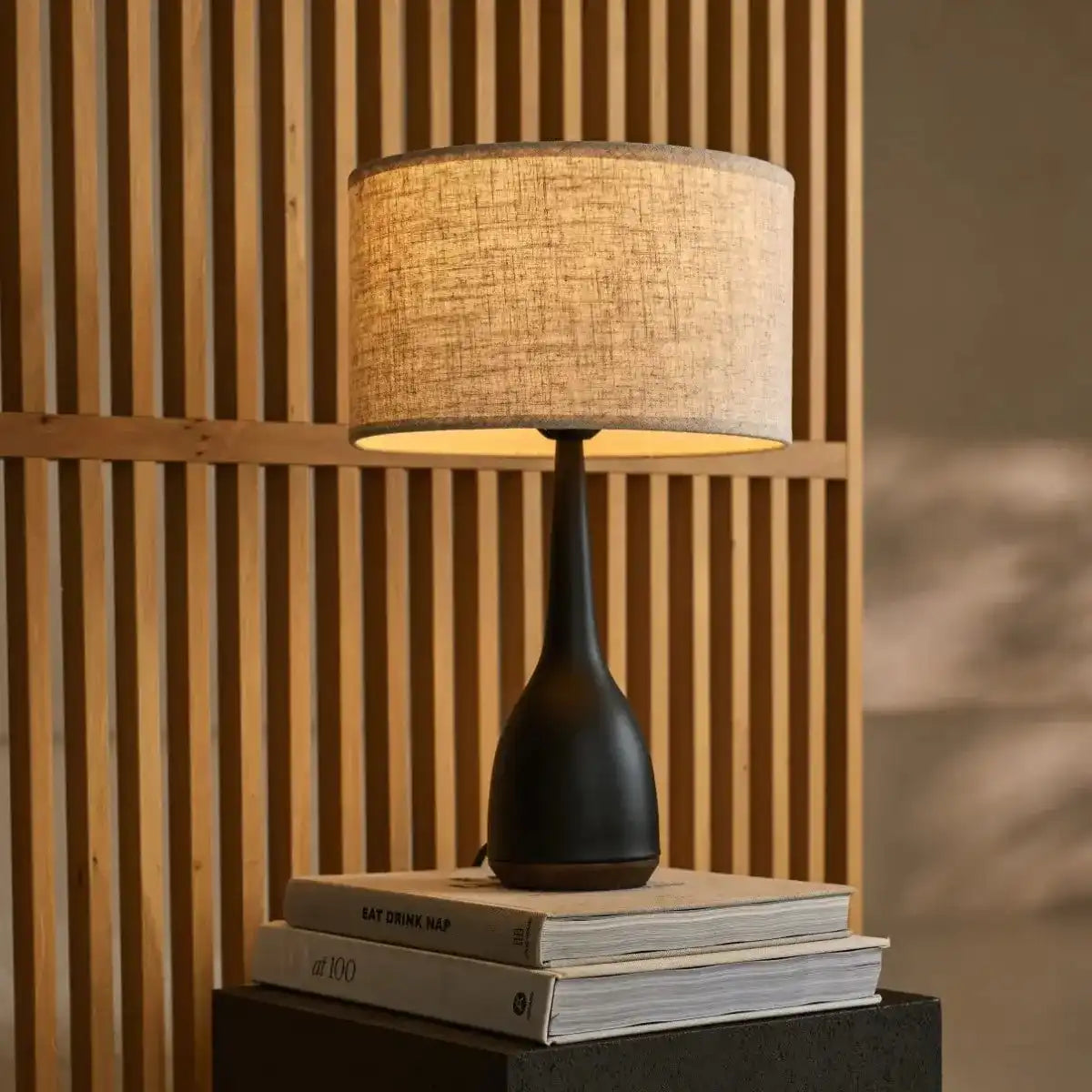 Jacob schwarze Lampe mit beigem Schirm – elegante und warme Beleuchtung