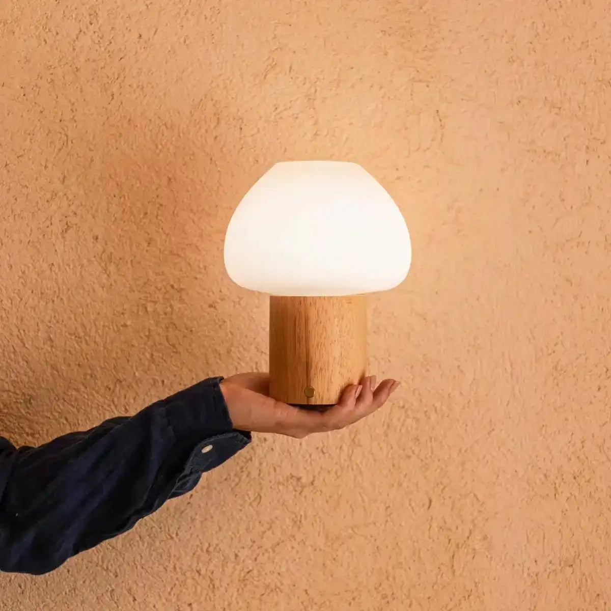 Fynn Hellbraune Holzlampe – wiederaufladbar, dimmbar und stilvoll