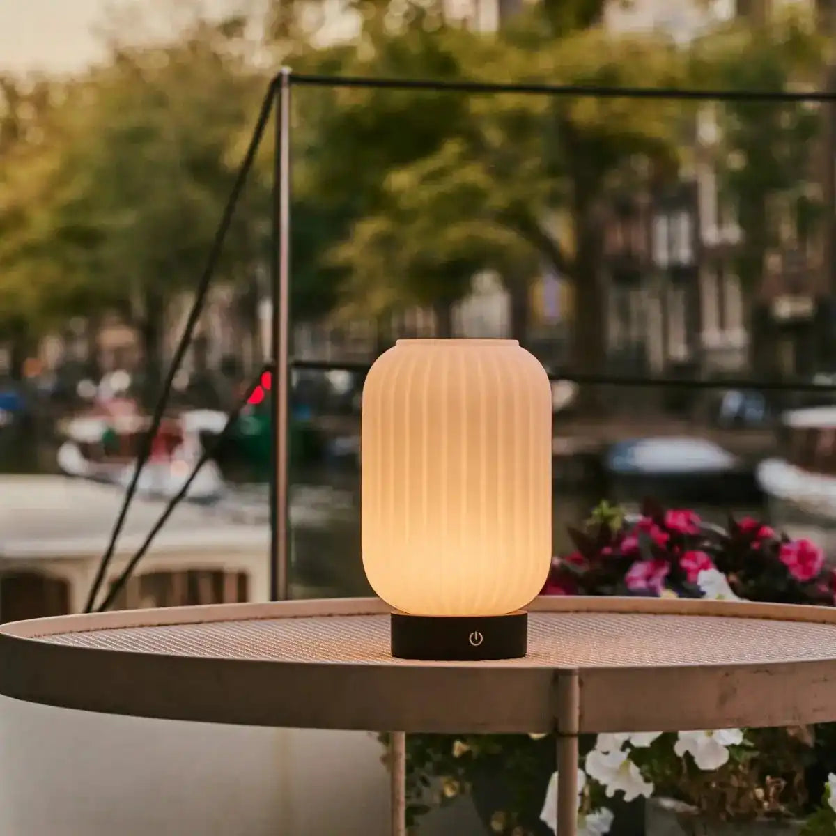 Lilly Dark Brown einzigartige wiederaufladbare Lampe - gefrostete Glaslampe, Holzbasis, dimmbar, 3 helle Modi