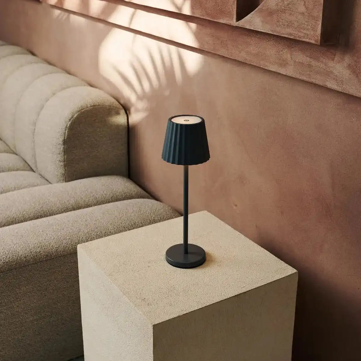 Maya Stone Grey Rippes Tischlampe aus Eisen - dimmbare Lampe und 3 Lichtmodi, wiederaufladbar über drahtlose Ladestation