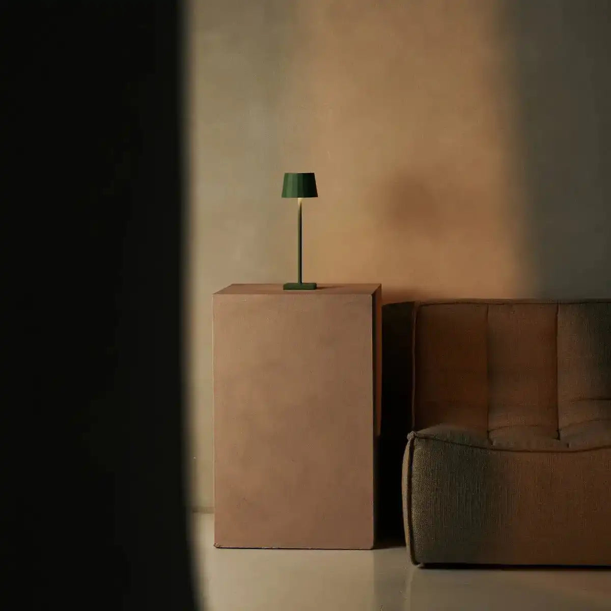 Combi Set Professional-8 x Wouter Sage Green wiederaufladbare Tischlampen und 1 x Zentrale Station Wireless Ladestation mit Qi-Technologie