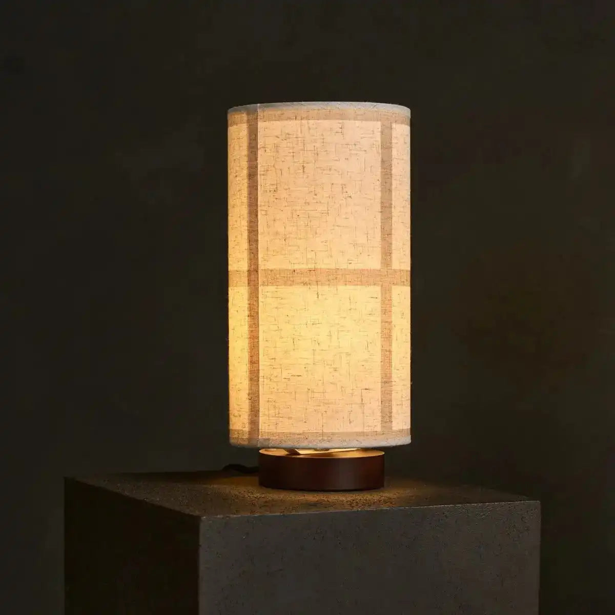 Sakura Dunkelbraune Tischlampe mit Leinenschirm | Handgefertigte und stilvolle Beleuchtung