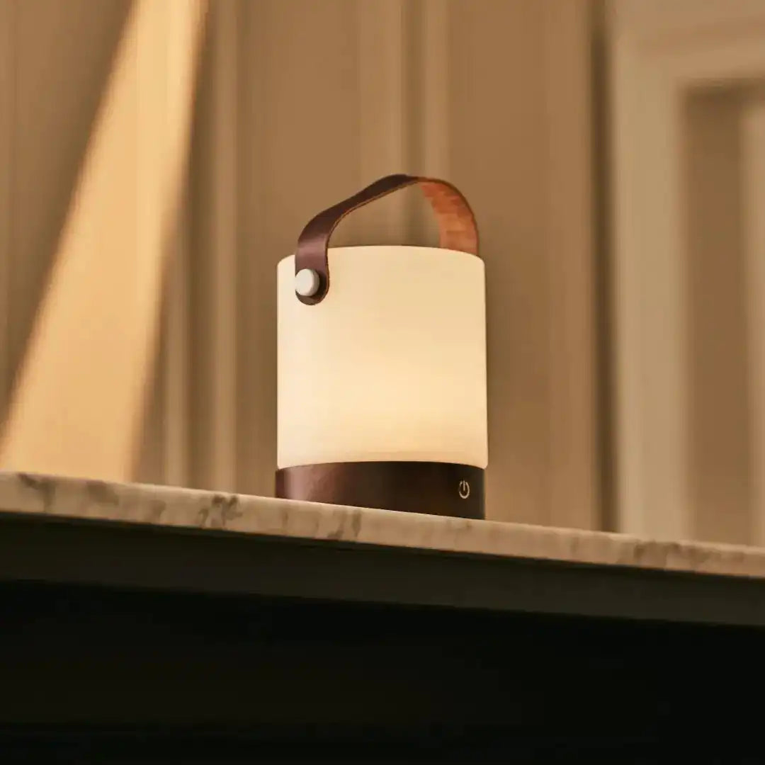Avery dunkelbraune wiederaufladbare Tischlampe aus Holz – kabellos und dimmbar mit Lederband