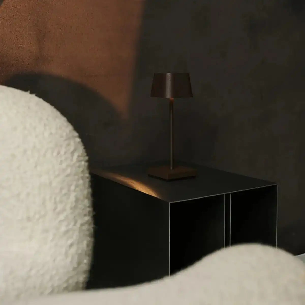 Sarphati Mini Mokka Braune Schnurkabellampe - drahtlos wiederaufladbar über Ladestation, dimmbare Lampe und 3 Lichtmodi