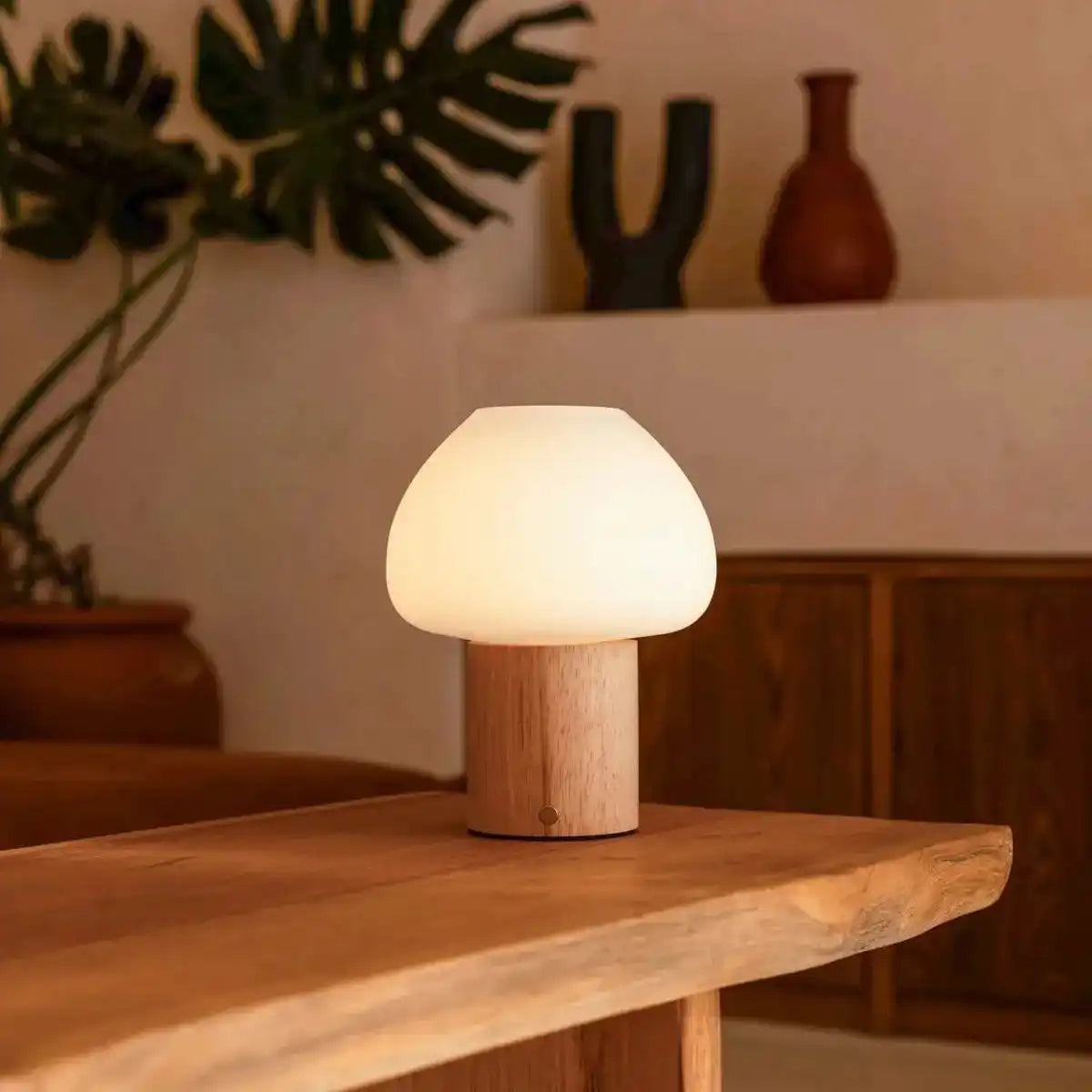 Fynn Hellbraune Holzlampe – wiederaufladbar, dimmbar und stilvoll