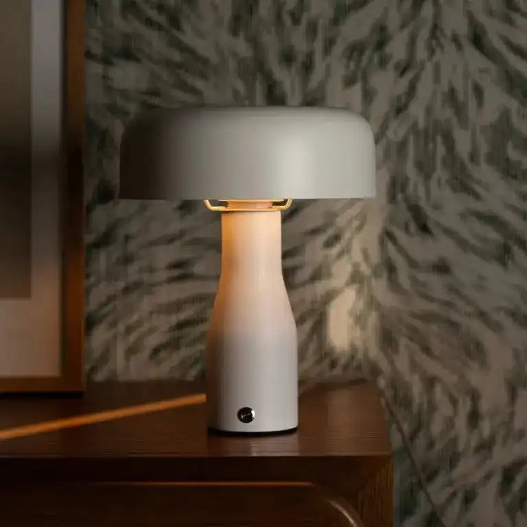 Tischlampe Jape aus weißem Metall – zeitloses Design, warmes Licht und eleganter Stil