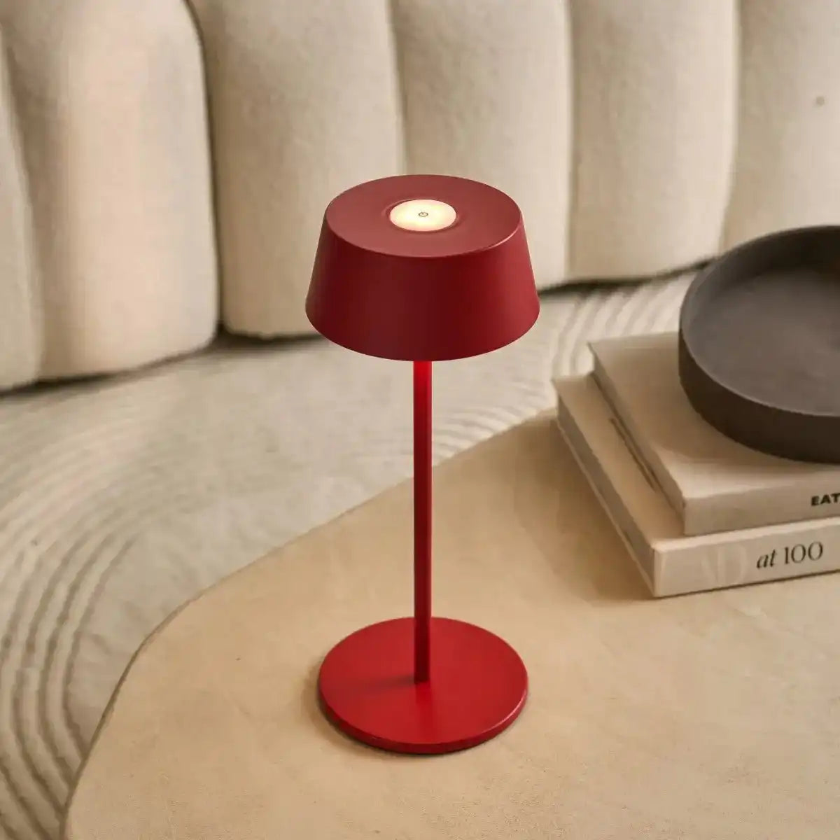 Hugo Berry Red Wiederaufladbare Eisen-Tischlampe – dimmbar, stilvoll und kabellos