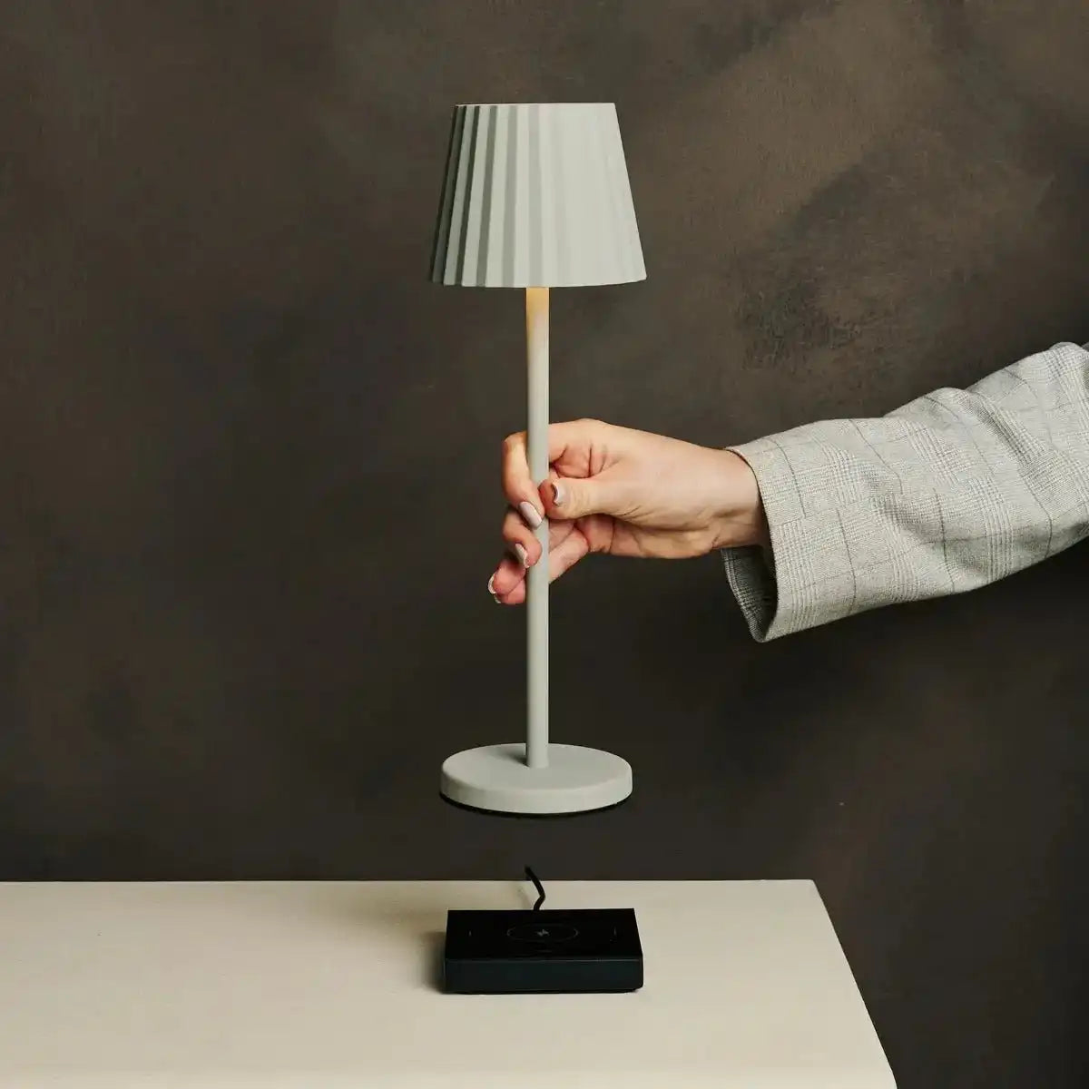 Maya Schadow Grey Ripped Tischlampe aus Eisen - dimmbare Lampe und 3 Lichtmodi, wiederaufladbar über drahtlose Ladestation