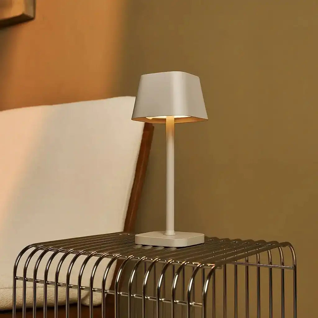 Ava Shadow Grey - wiederaufladbare Tischlampe | Stilvoll, schnurlos und dimmbar