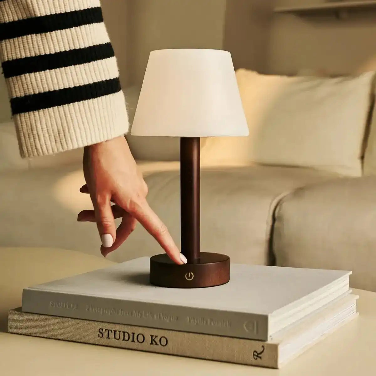Zoë Dunkelbraune wiederaufladbare Tischlampe aus Holz | Dimmbar, USB-C, 80-Stunden-Akku