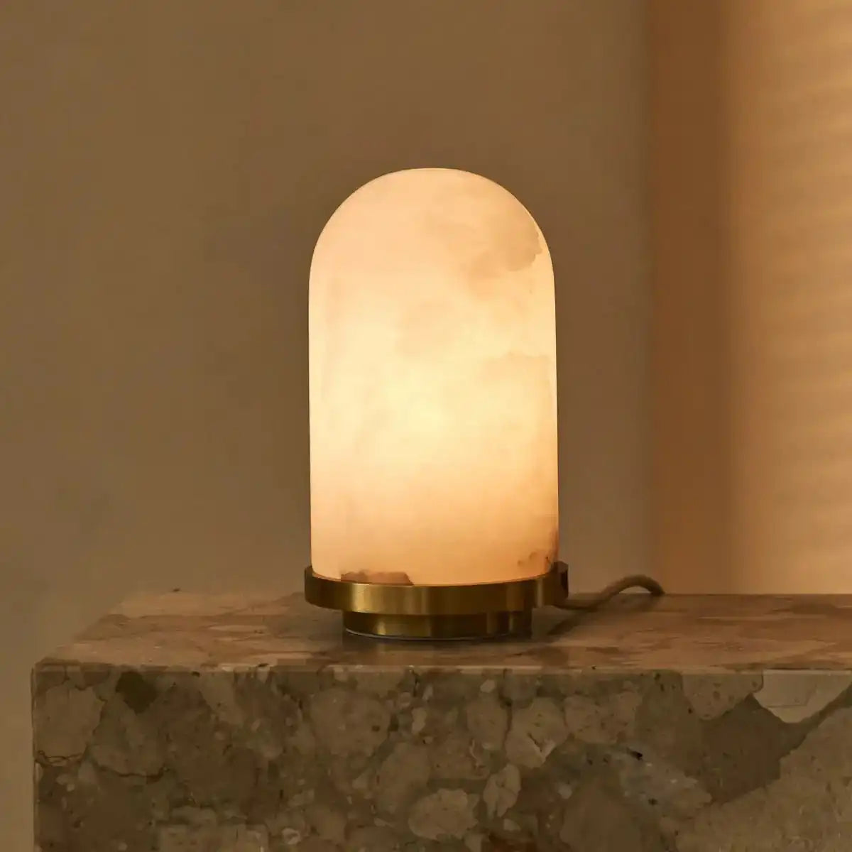 Stilvolle Alabasterlampe Mateo mit goldenem Boden – stilvolles Design