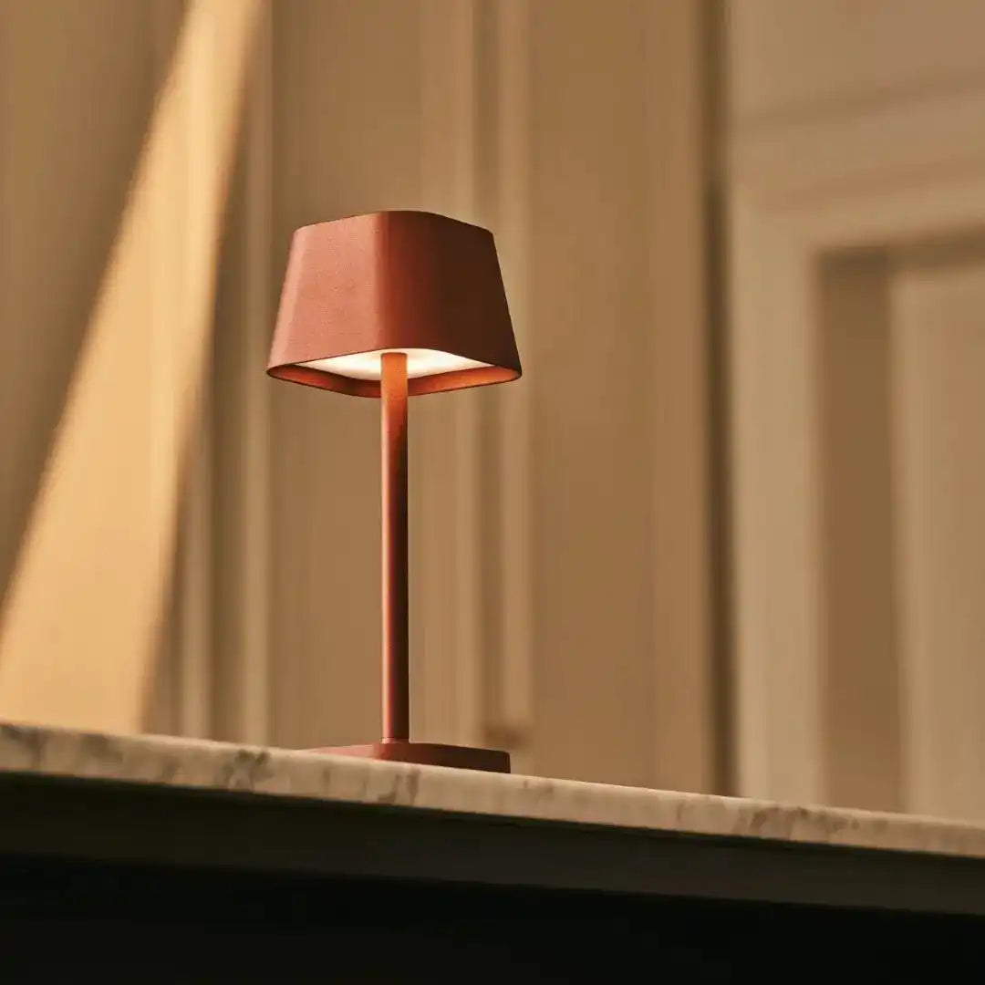 AVA Bronze - wiederaufladbare Tischlampe | Stilvoll, schnurlos und dimmbar