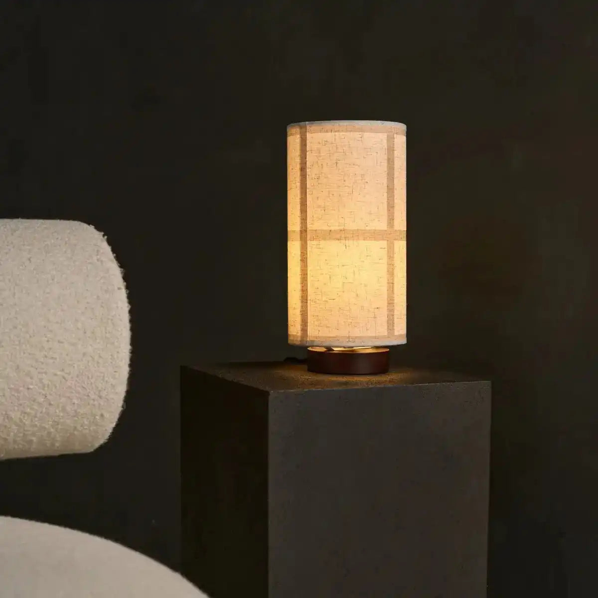 Sakura Dunkelbraune Tischlampe mit Leinenschirm | Handgefertigte und stilvolle Beleuchtung