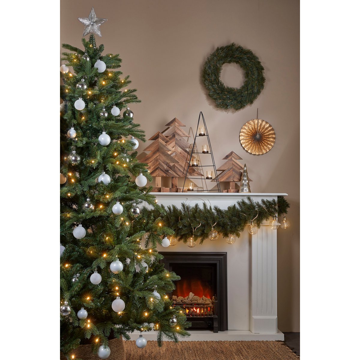 Künstlicher Weihnachtsbaum mit LED-Beleuchtung – H185 x Ø127 cm – Grün