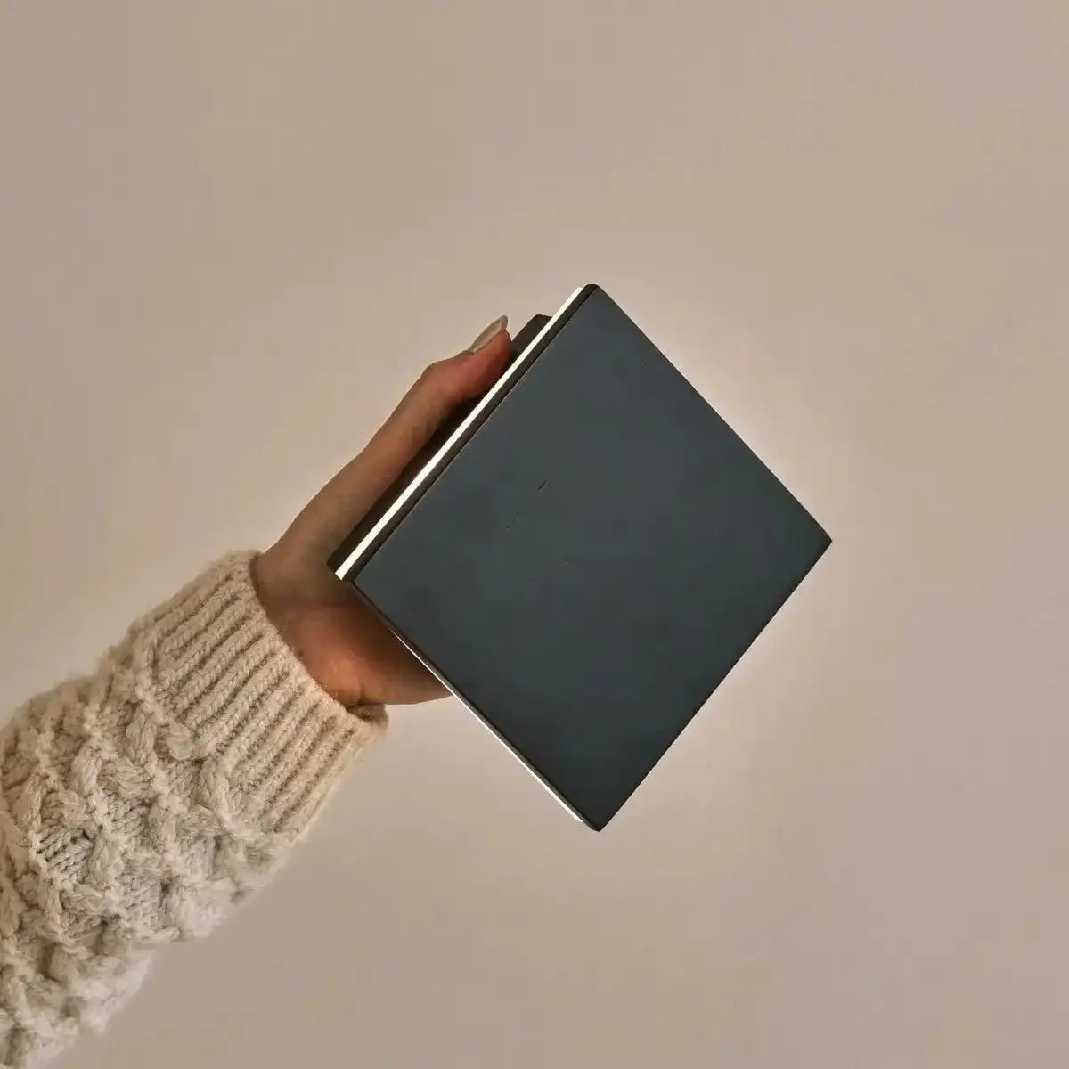 Lane Black kabellose Wandleuchte – wiederaufladbare und dimmbare Lampe aus Naturholz