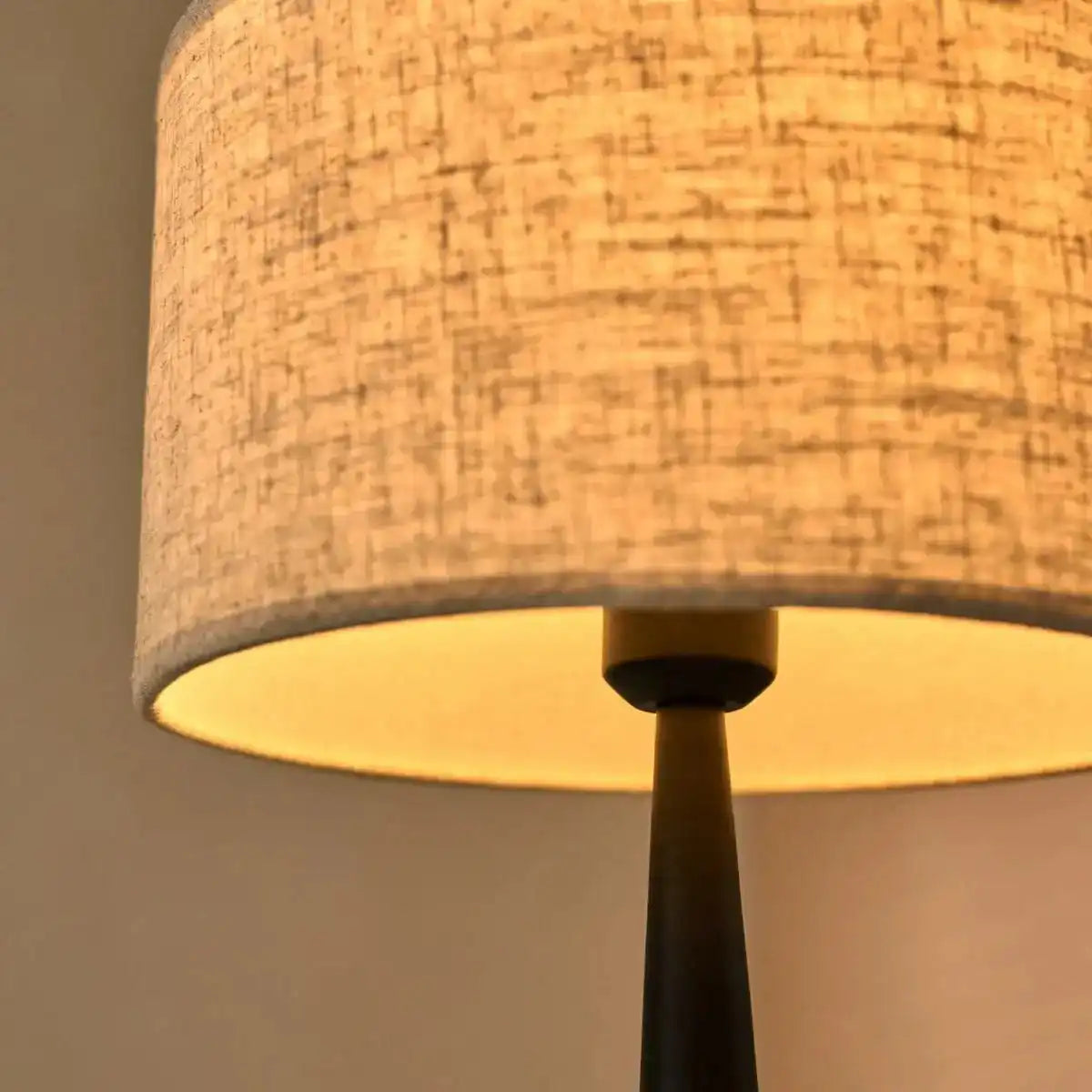 Jacob schwarze Lampe mit beigem Schirm – elegante und warme Beleuchtung