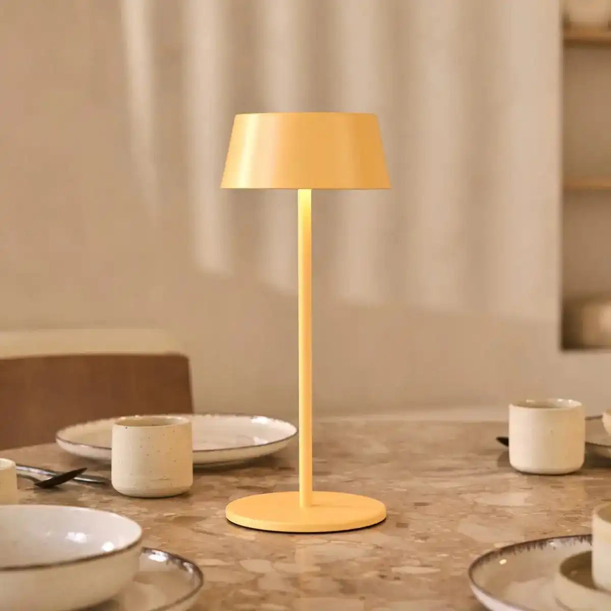 Hugo Amber Yellow Wiederaufladbare Tischlampe aus Eisen – dimmbar, stilvoll und kabellos